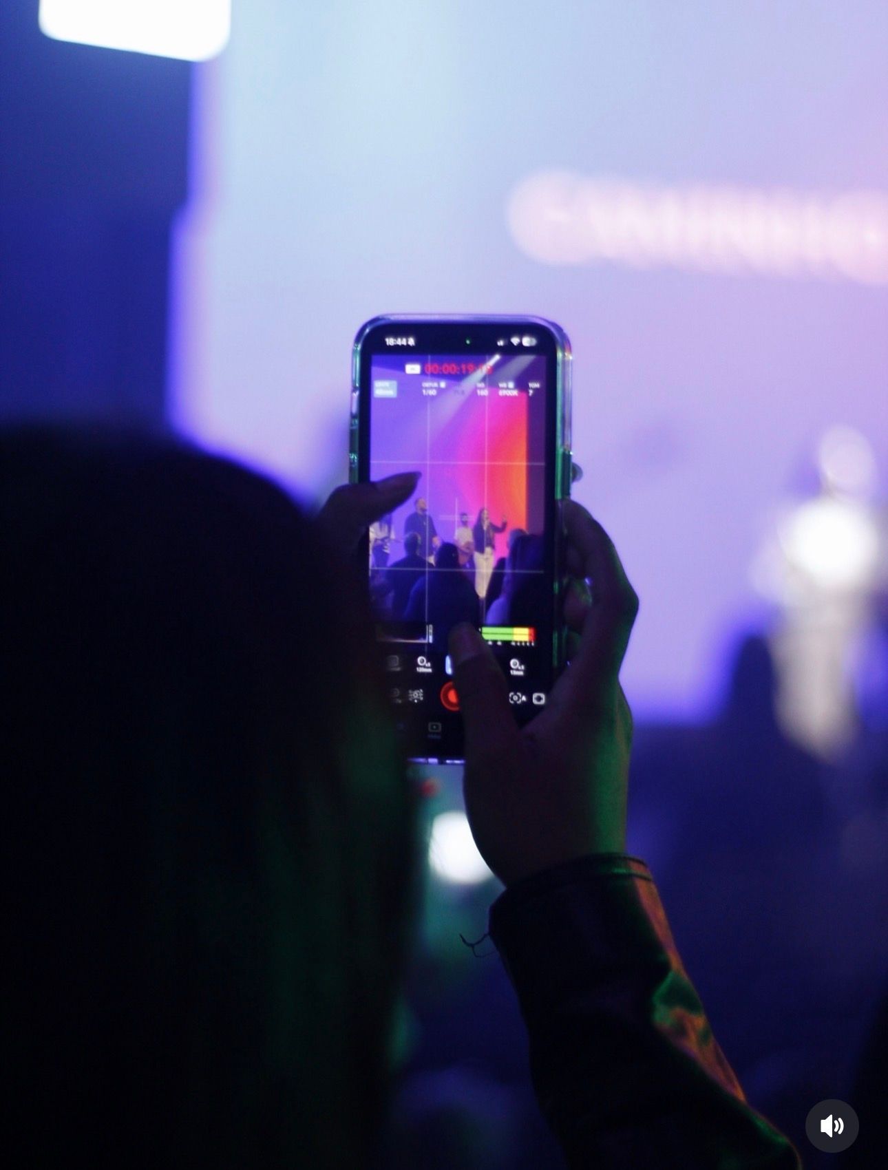 Gravação em evento ao vivo com iluminação cinematográfica