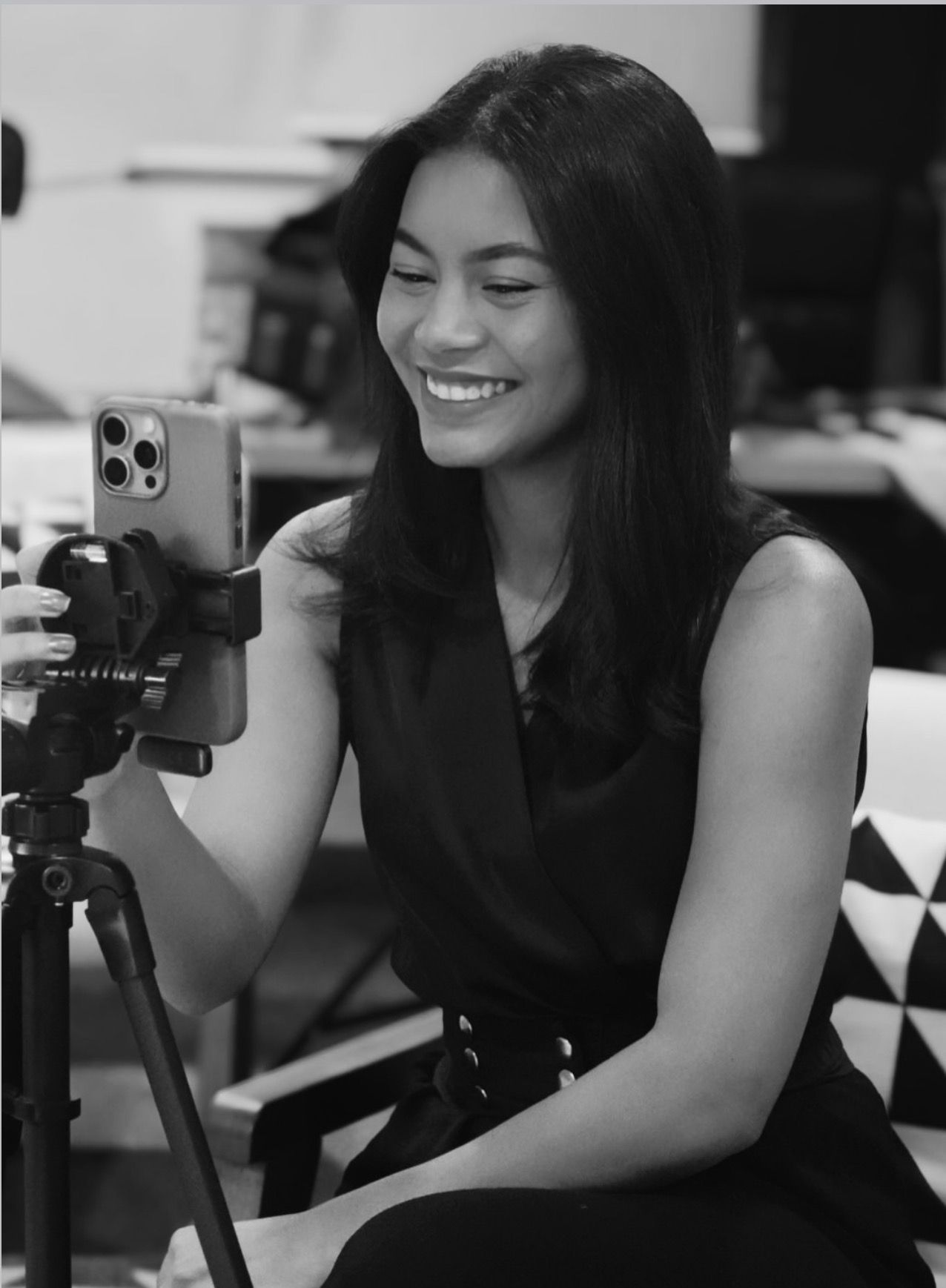 Isabele Spekter sorrindo enquanto grava conteúdo em estúdio profissional