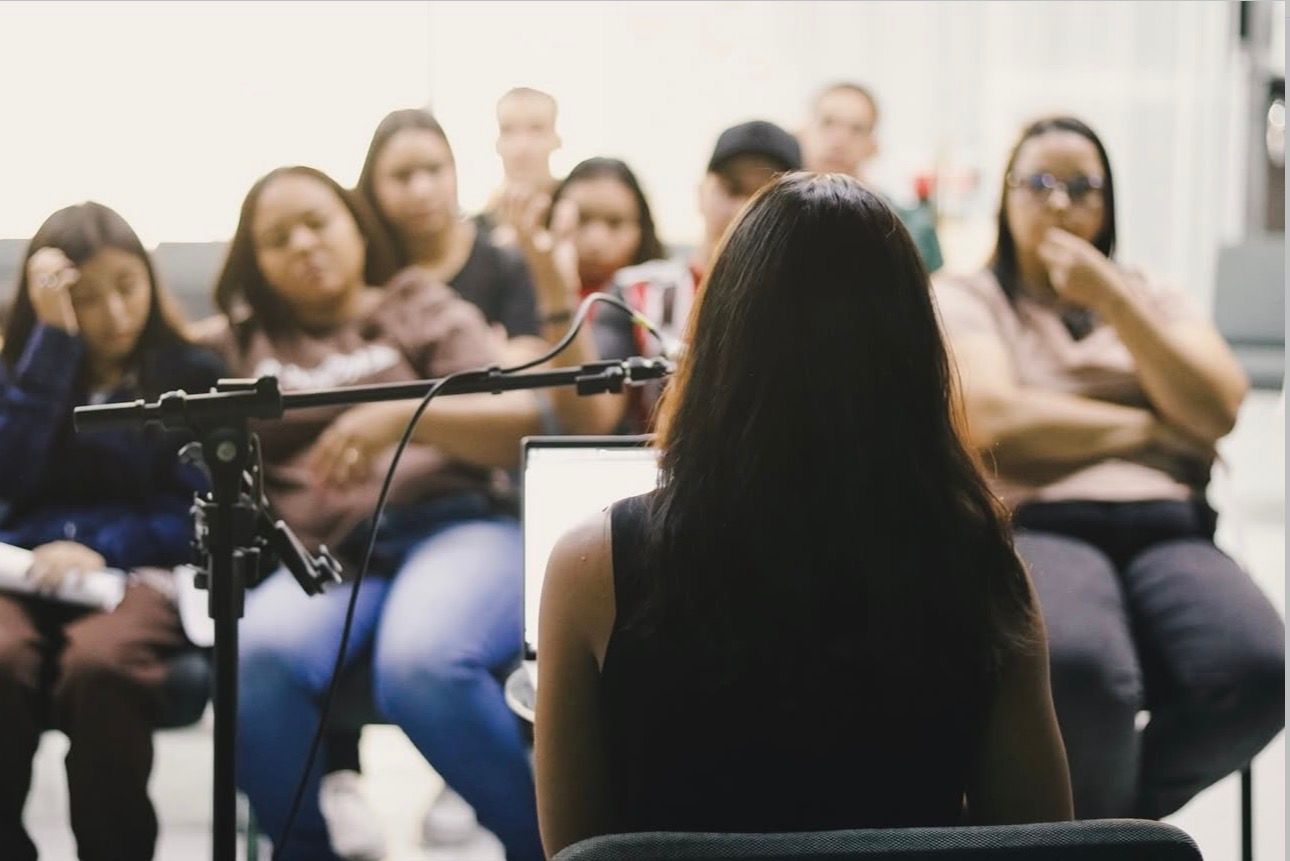 Isabele em palestra ensinando audiovisual