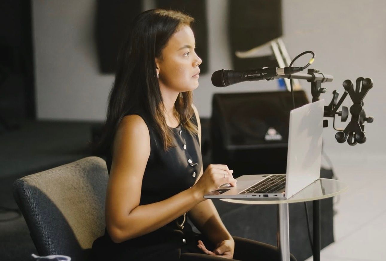 Isabele Spekter trabalhando em estúdio de produção audiovisual