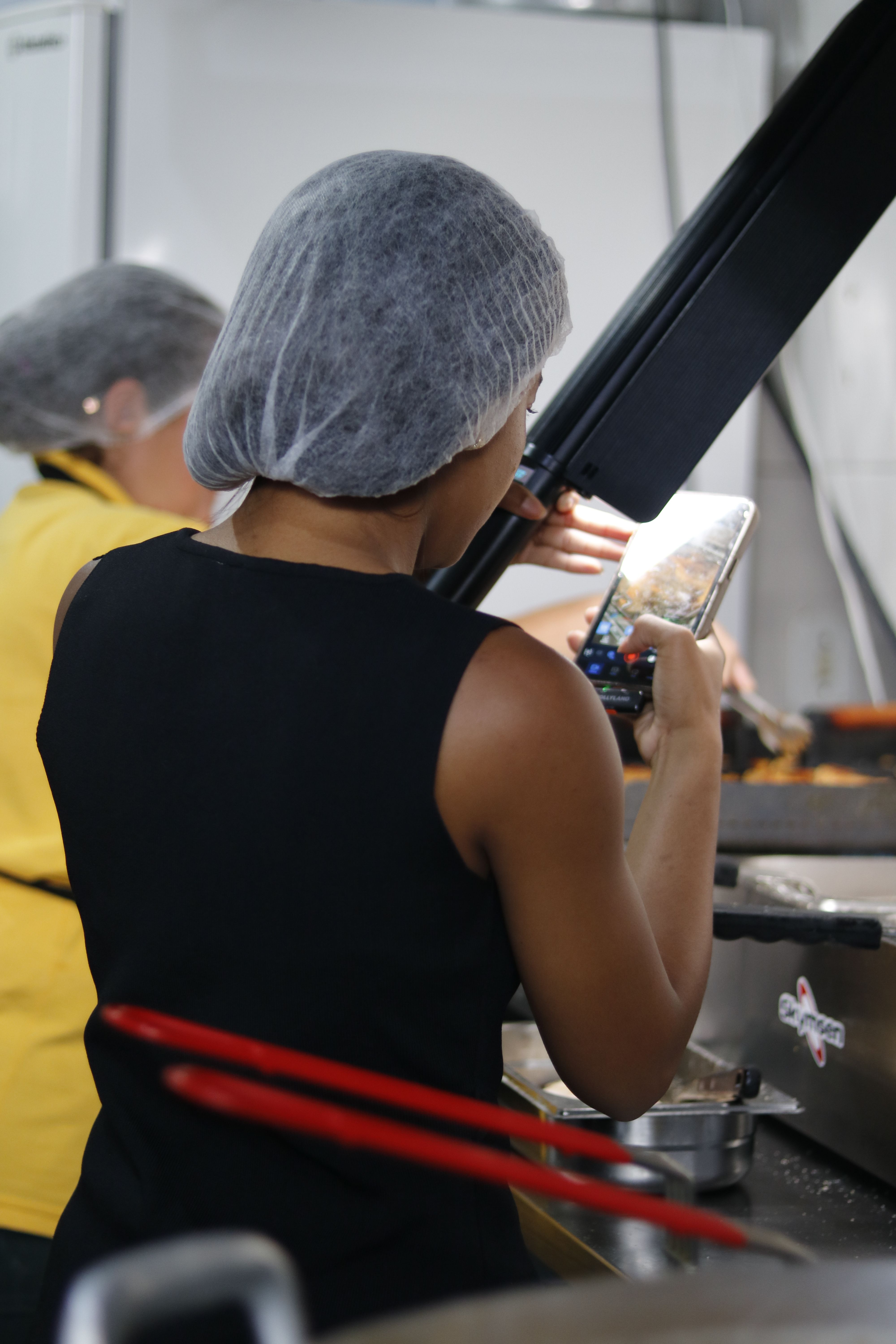 Gravação behind-the-scenes em cozinha de restaurante